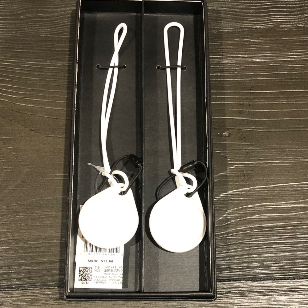 Michael Kors White AirTag Set